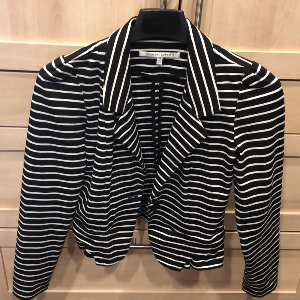 BLACK AND WHITE BLAZER SIZE M